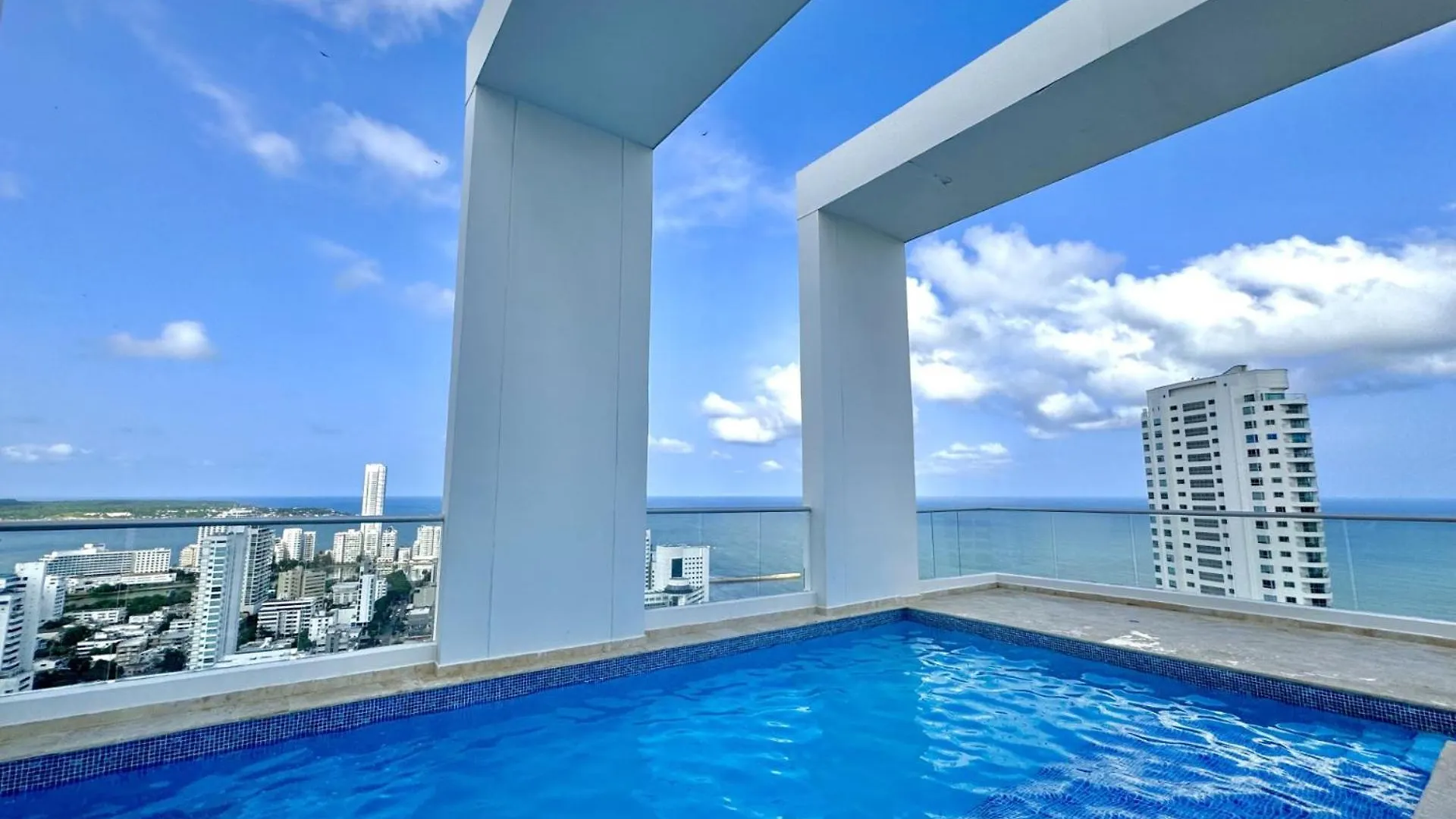 Apto Navy 6 Tripulantes Cartagena Kolombiya